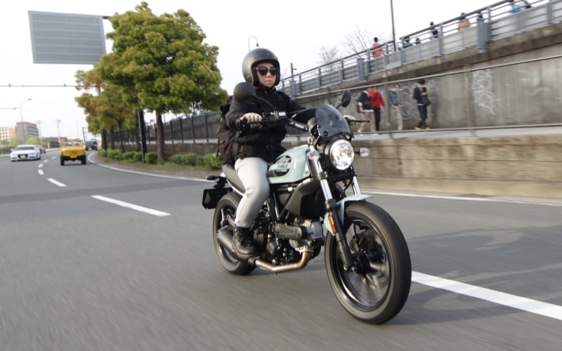 ドゥカティ スクランブラーSixty2を愛車に、仕事とプライベートの両方でバイクの楽しみ方を広げていっている