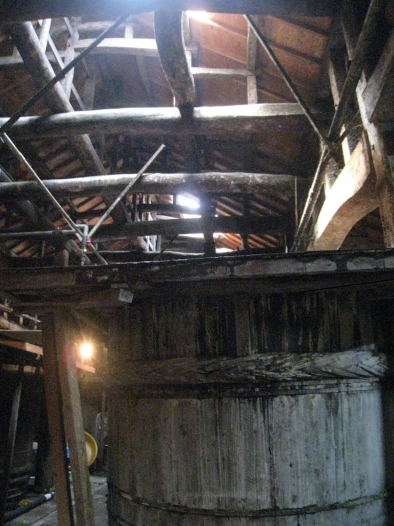 薄暗い蔵の中には蔵つき酵母が棲みついています。