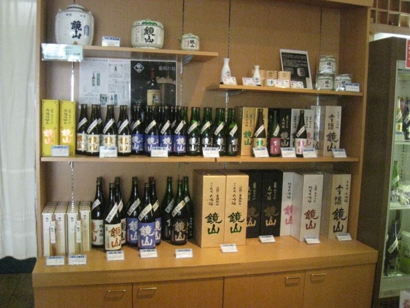 店頭に並ぶ鏡山。お土産にどうぞ。