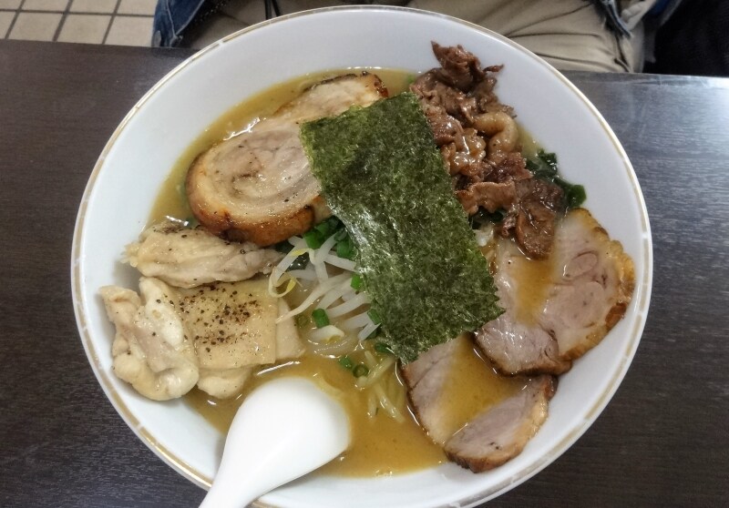 鶏肉、牛肉、豚が炙ったものとチャーシューがのっかっている