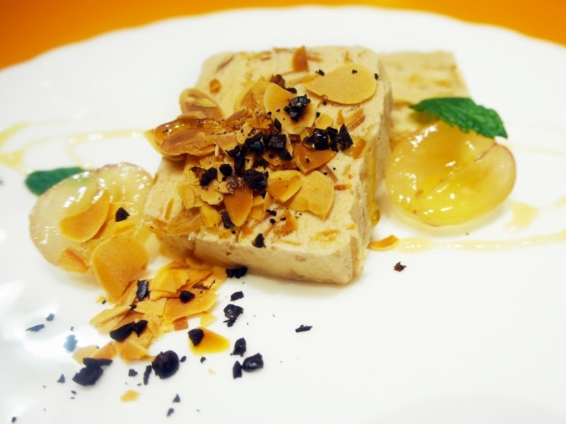 ふわふわメレンゲにアーモンドを閉じ込めた、冷たいデザート