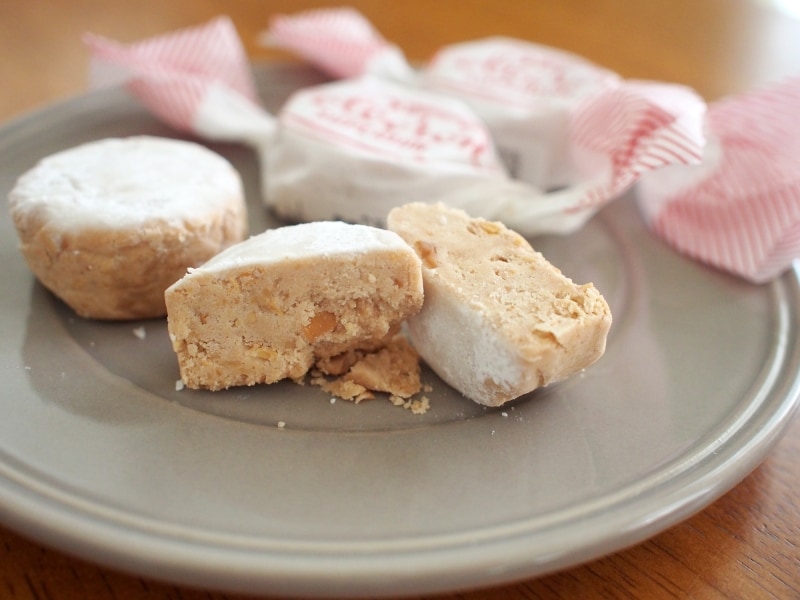 口に入れた瞬間ほろり。溶けてなくなってしまう前に唱えると幸せが訪れるクッキー