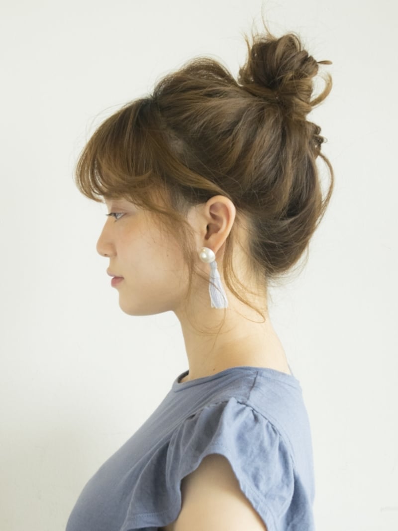 高めお団子ヘアをするときは、ルーズに崩してラフ感を出すのがポイント