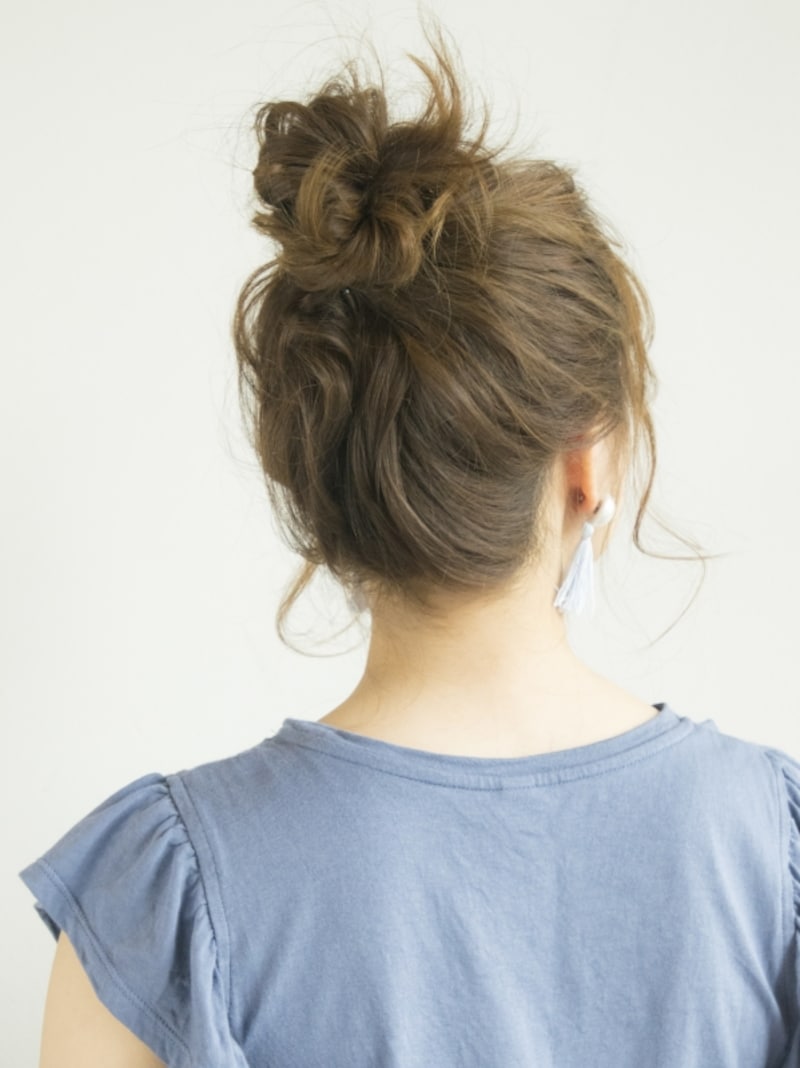 お団子ヘアの土台になるひとつ結びは、手ぐしのあとが分かるくらいにラフに