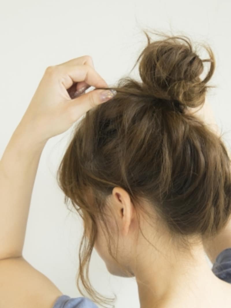 お団子ヘアの簡単な作り方 ゴムだけで高めに作る メッシーバン ヘアアレンジ All About お団子ヘアの簡単な作り方 ゴムだけで高めに作る メッシーバン ヘアアレンジ All About