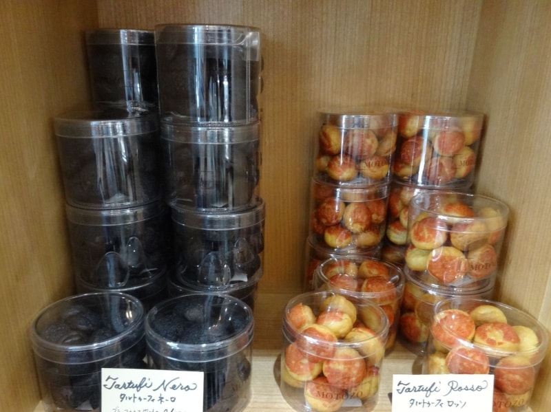 「ラトリエ モトゾー」の「タルトゥーフィundefinedネーロ」(税別350円)と「タルトゥーフィ ロッソ」(税別400円)