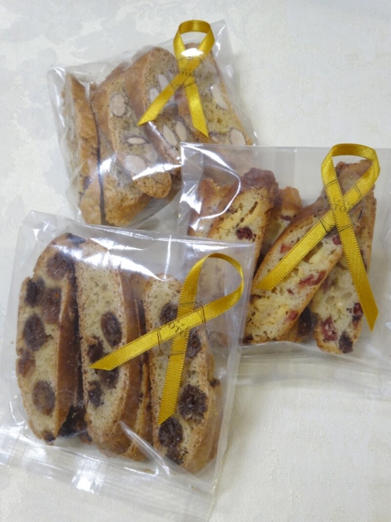 「ラトリエ モトゾー」の「カントゥッチ コン ウーヴェッテ」と「カントゥッチ コン リーバス」（8枚入税別各600円）、「ビスコッティ アッレ マンドルレ」（8枚入り税別500円）