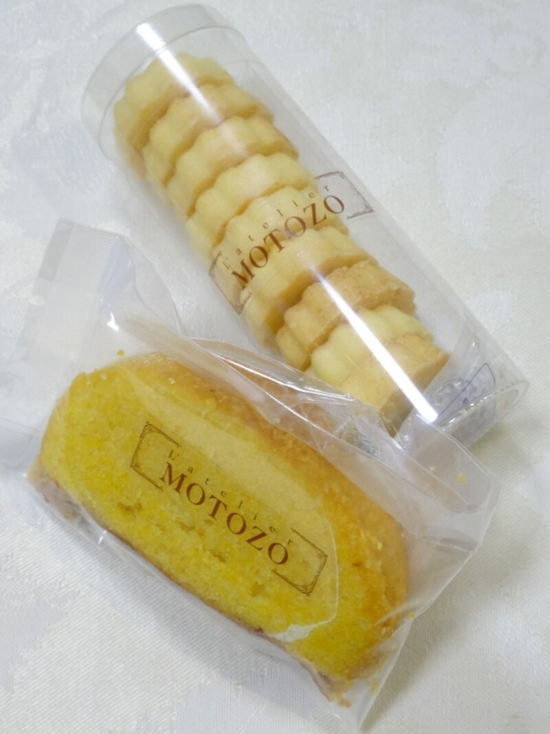 「ラトリエ モトゾー」の「アモール ポレンタ」（ホールサイズ税別1400円、カットサイズ税別300円）と「ストレーザ」（税別600円）