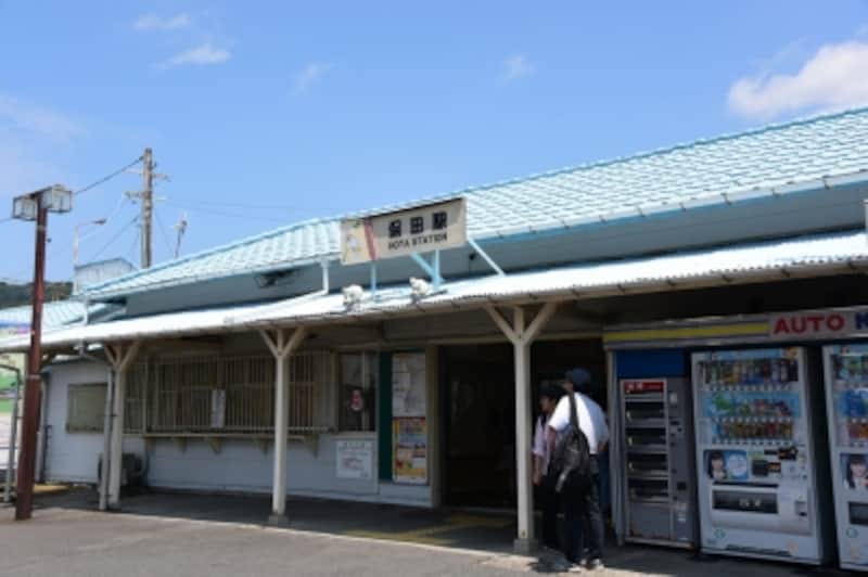 JR内房線の保田駅。東京駅から保田駅までは約2時間だが、保田駅に停車する普通列車は1時間に1本。土曜・休日は新宿発の特急「さざなみ」も利用可能
