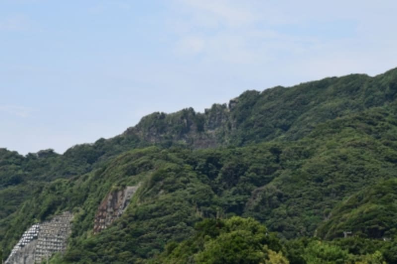 山頂付近の切り立ったギザギザの岩肌が「ノコギリ」の刃のように見える