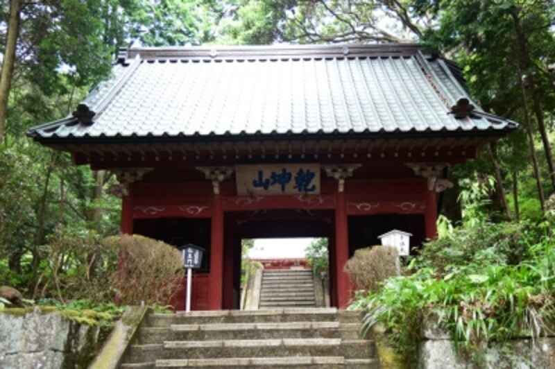 朱色の仁王門の内部には、慈覚大師昨とされる仁王像が安置されている