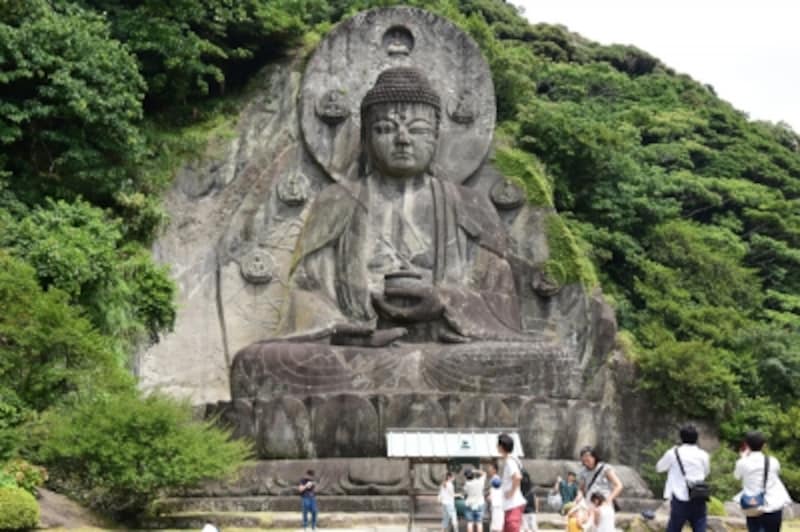 岩肌に刻まれた「日本寺大仏」。正しくは、薬師瑠璃光如来という。人と比べると、その大きさが分かるだろう