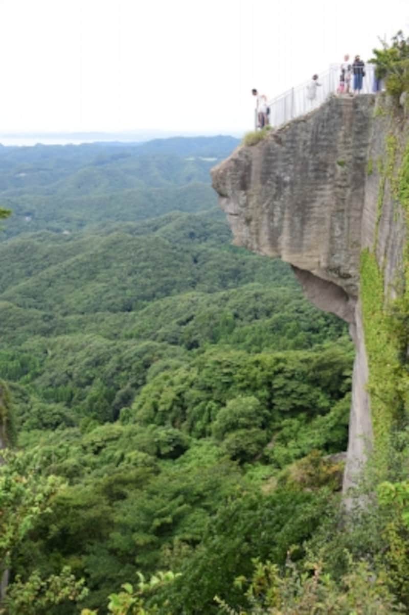 「地獄のぞき」の展望台は、垂直に切り立った崖の上から空中に突き出した岩の上にある