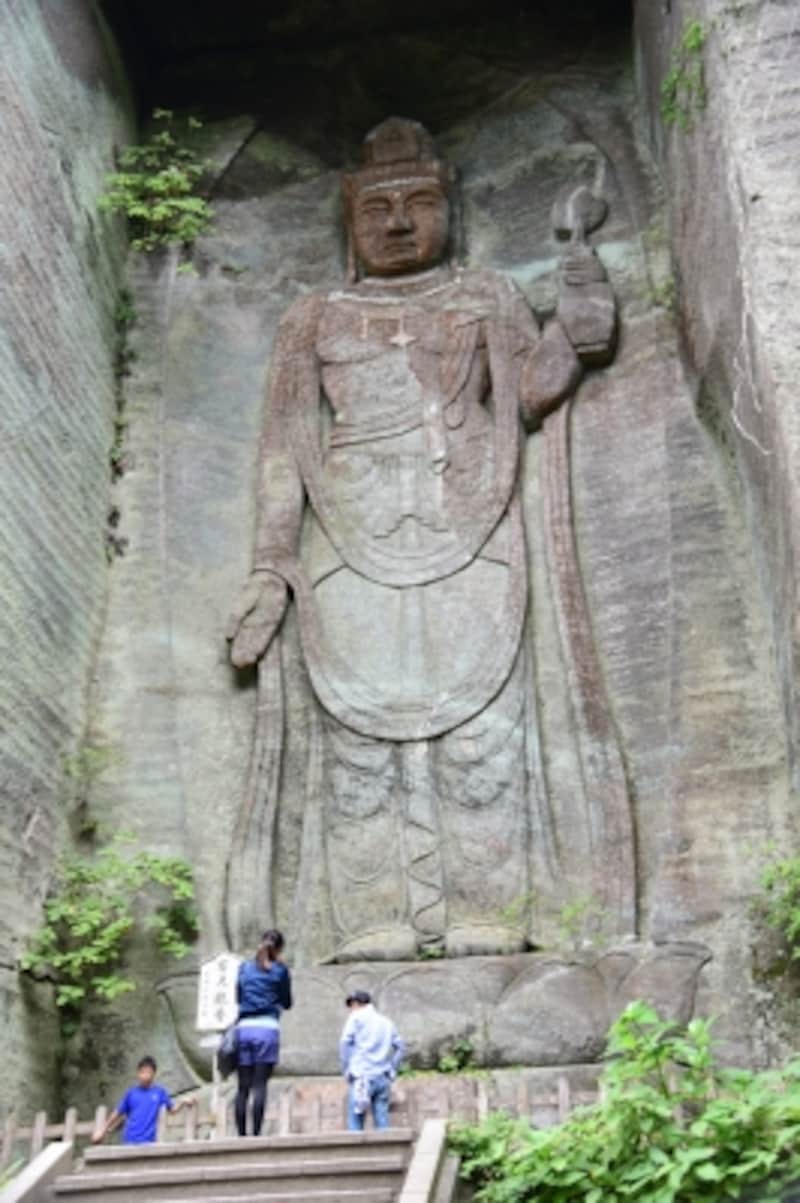 「百尺観音」は、採石場跡のやや奥まった場所に彫られており、周囲の様子は、まるで古代神殿のよう