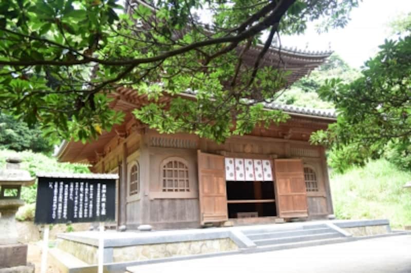 平成19年に再建された「薬師堂 医王殿」。昭和14年の焼失前には、源頼朝による医王殿の扁額が掲げられていたそうだ