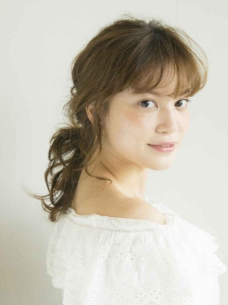 ゴム1本だけで作る簡単ノットヘアーアレンジのやり方 ヘアアレンジ