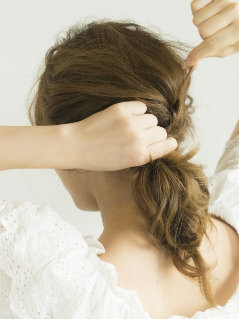 結び目を抑えて少しづつ引き出す