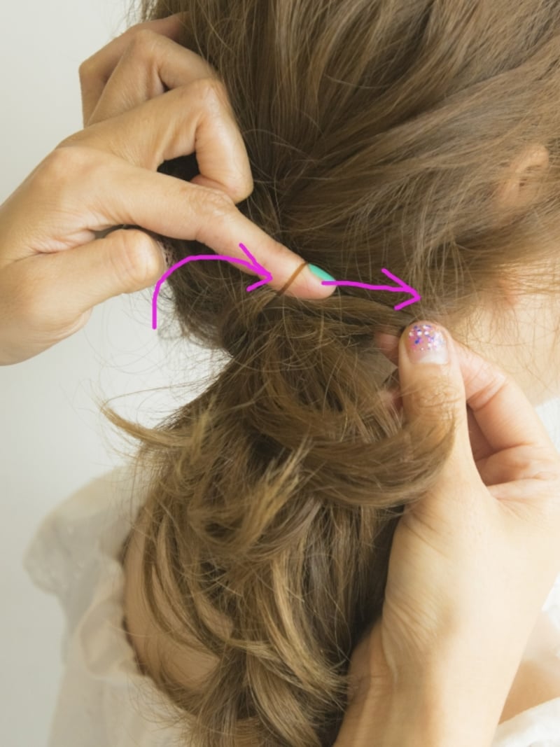 ゴムの隙間に通して引っ張る