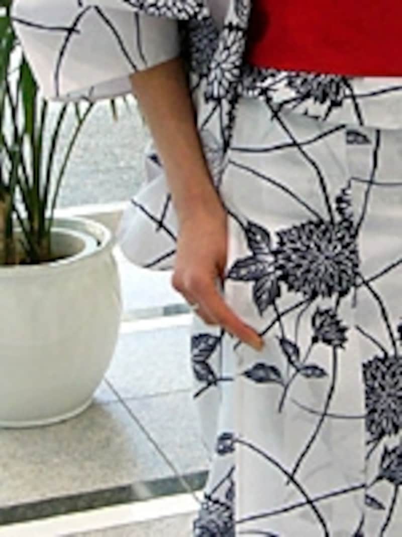 褄を持つ仕草は和装の基本