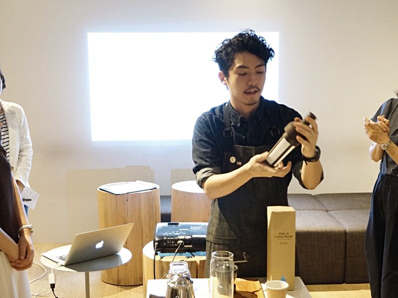 ブルーボトルコーヒー青山カフェのリードバリスタ、高橋さんがレクチャー