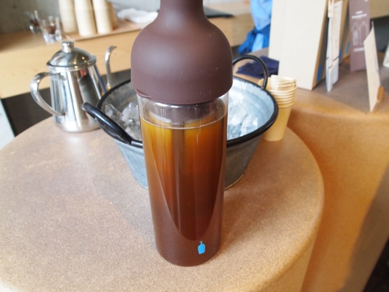 ブルーボトルコーヒーでは、ブルーボトルのロゴが入ったオリジナルのフィルター インボトルを販売中