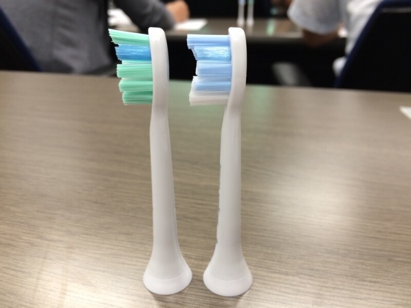 新発売のプロリザルツガムヘルス ブラシヘッド（右）と、既発のプロリザルツプラークディフェンスブラシ（左）の比較。中央の白い毛が長くなっているのがよくわかる