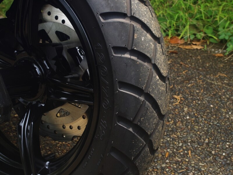 BW'S125のタイヤは特徴的なブロックパターンを採用している