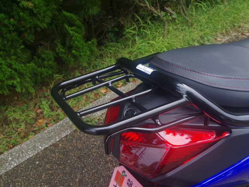 標準でリアキャリアを装備している