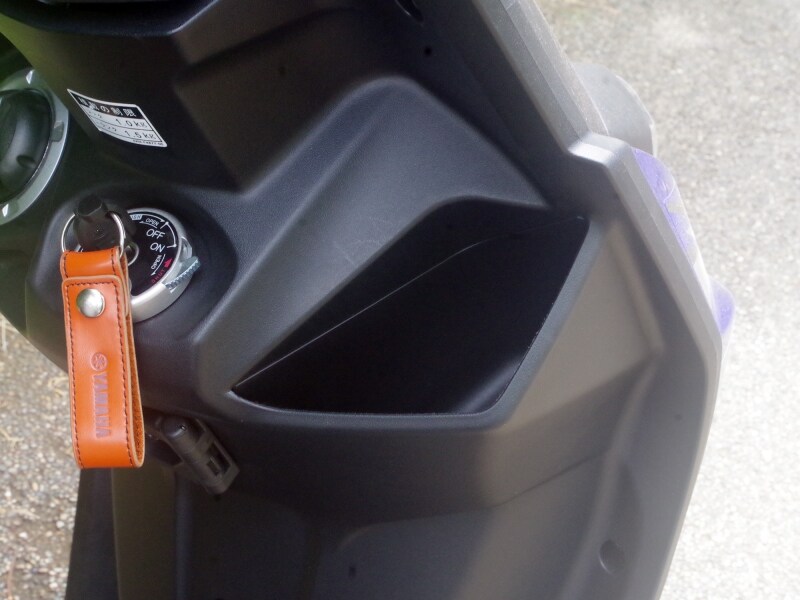 ハンドル下収納はシグナスXよりせまい