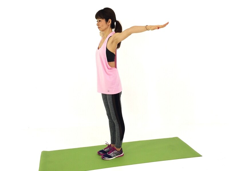 バックエクササイズ2undefined腕は肩からでなく、胸から伸ばすイメージで体を大きく使いましょう