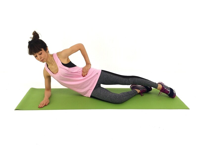 腹斜筋エクササイズ1undefined肩の真下に肘を付けて土台を安定させましょう