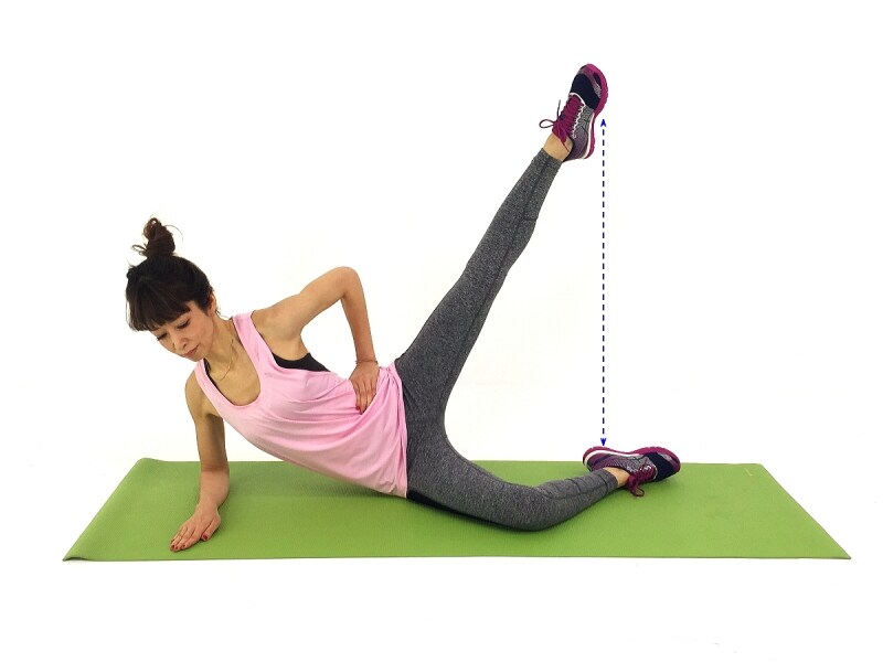 腹斜筋エクササイズ2undefinedお臍から脚をまっすぐ上に伸ばす意識で腹筋も強化されます