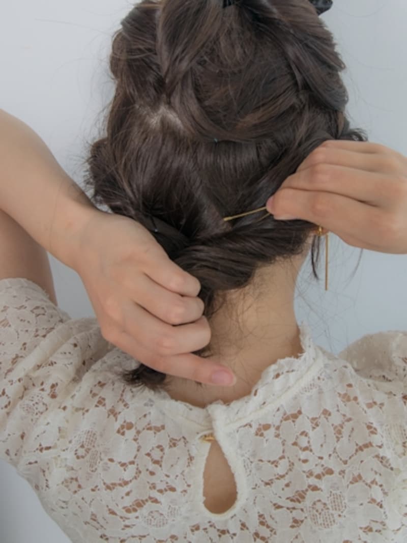 ここでも指先でくずしながらねじる