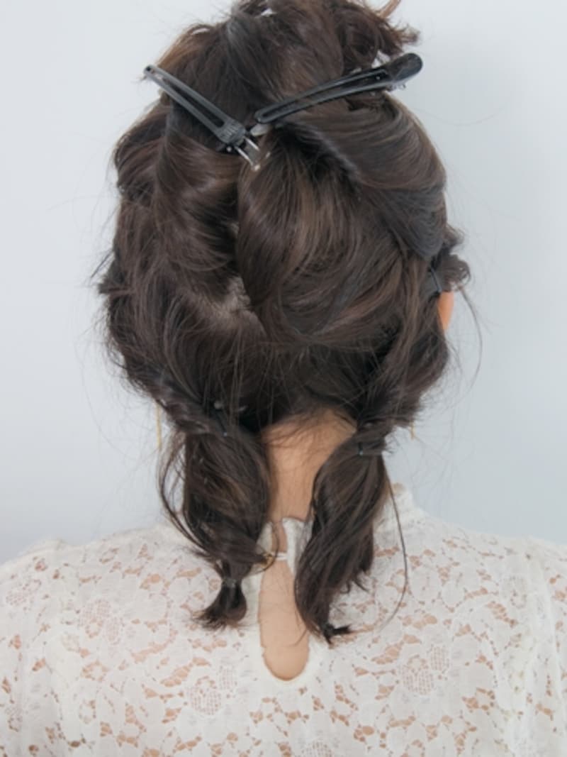 ねじった毛先をシリコンゴムで結ぶ