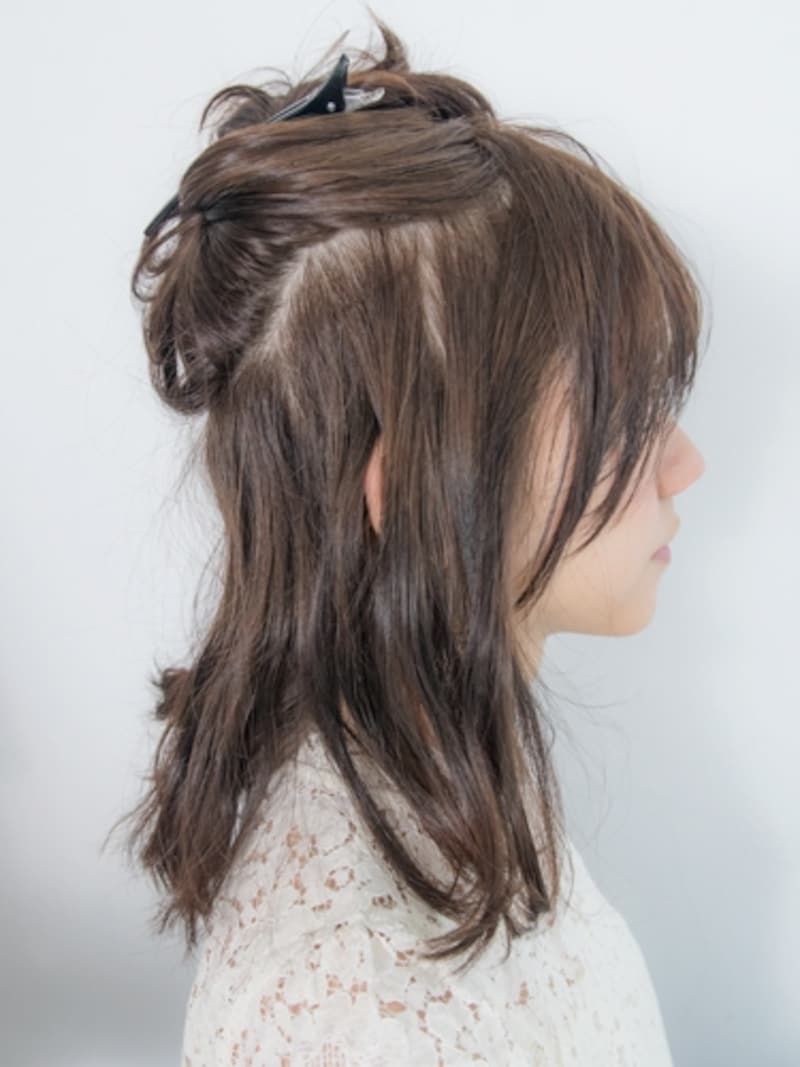 ハチ上の髪をざっくり分けとる