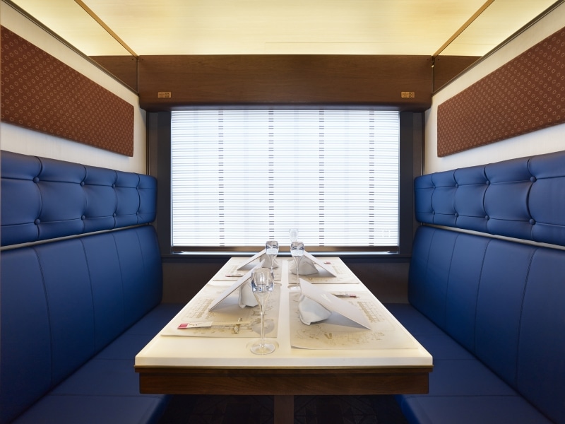 優雅なレストラン列車には、個室タイプの席も(Tohoku Emotion)