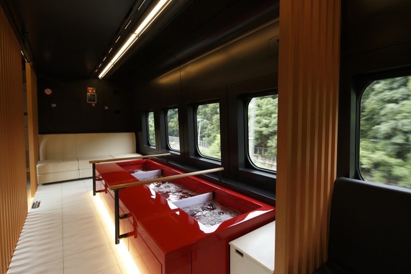 新幹線で楽しむ足湯。別料金で予約が必要だが、ぜひ試したい