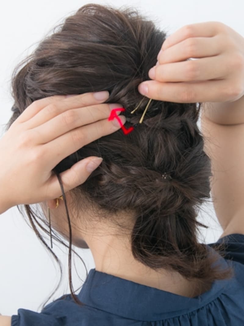 両サイドの三つ編みをクロスさせてピンで固定