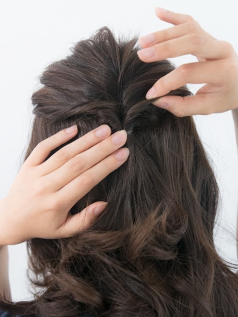 少しずつ結び目が柔らかくなるように崩す