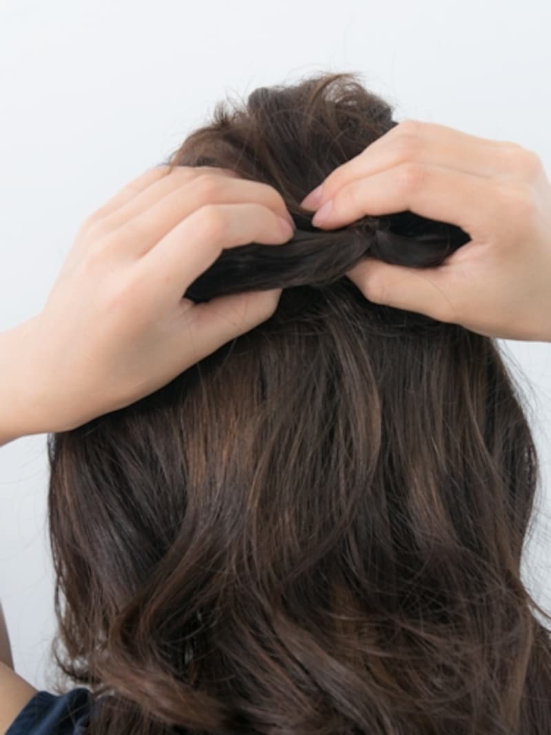 分けとった髪でくるりんぱをする