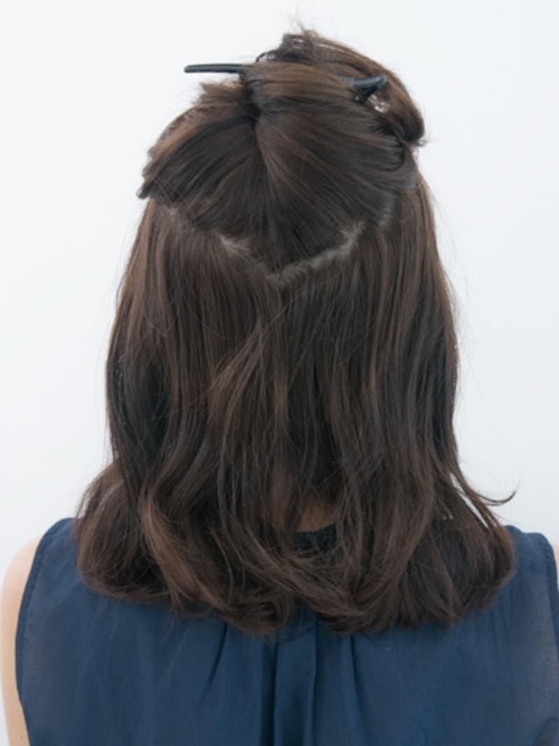 ハチから頭の中心に向かってV字に分ける