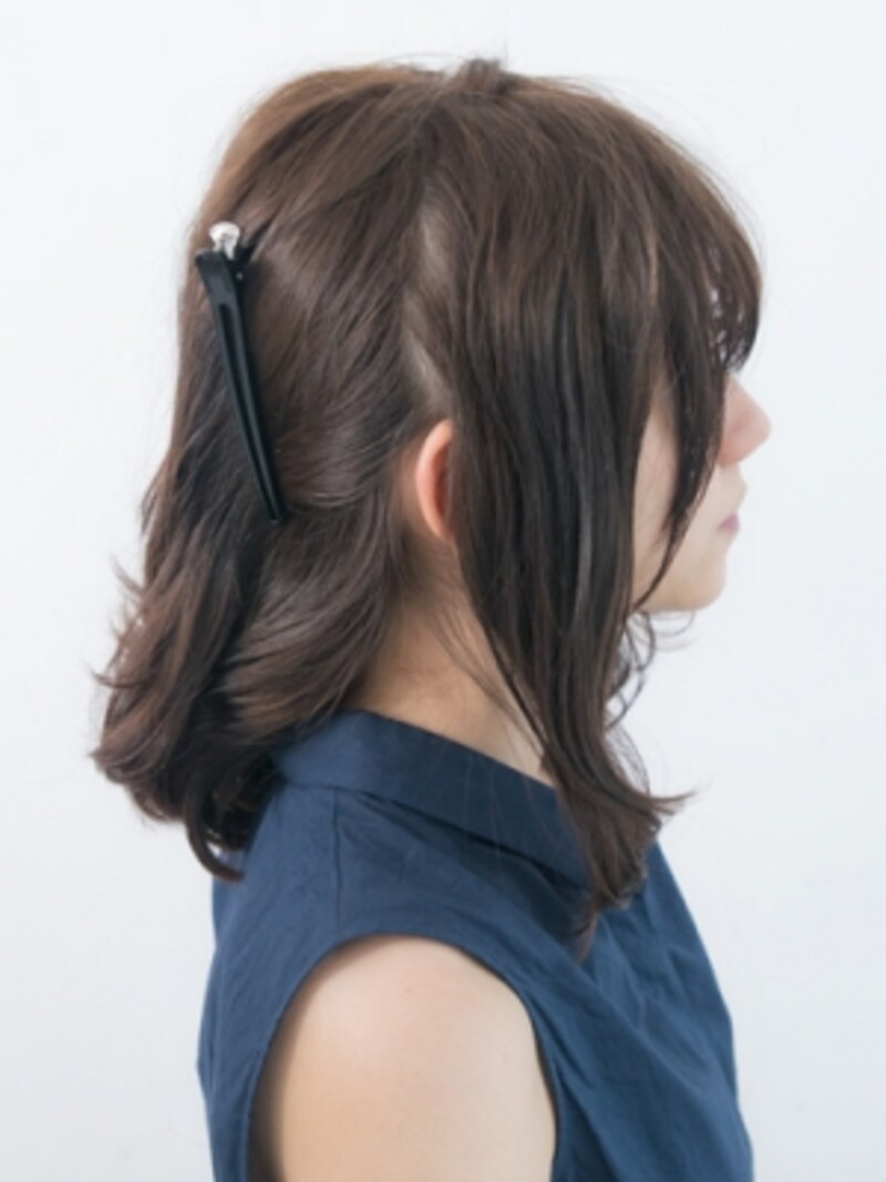 耳後ろのラインで髪をざっくり分ける