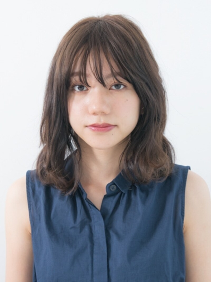 ミディアムのローレイヤースタイル