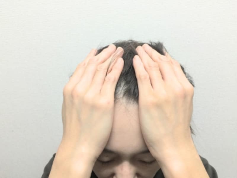 おでこをほぐす際は、目を軽く閉じるとよりリラックスすることができます