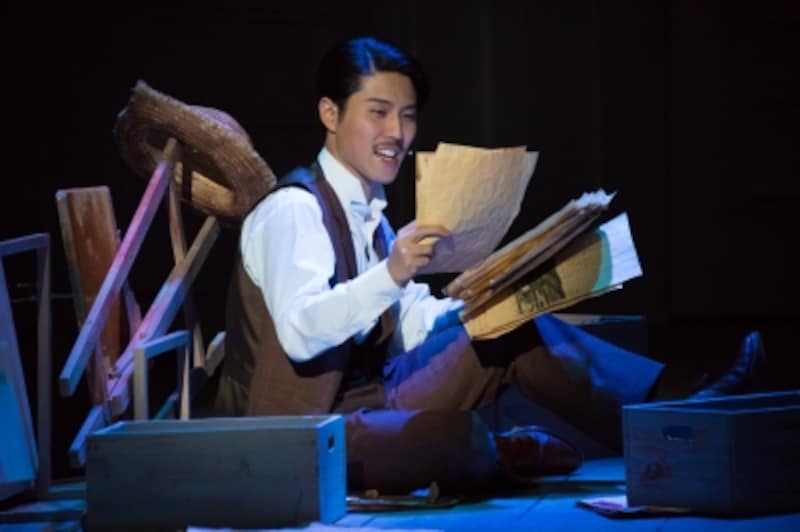 入野自由undefined東京都出身。声優として活躍する一方、近年は『屋根の上のヴァイオリン弾き』『宝塚BOYS』『HEADS UP!』等舞台にも積極的に出演。声優界では誰もが知る存在ながら、舞台俳優としては「まだまだこれから」と率直に、思慮深く語る姿に大きな器を感じさせます。