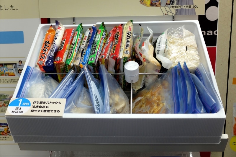 1段目はストックも冷凍食品も見やすく整理
