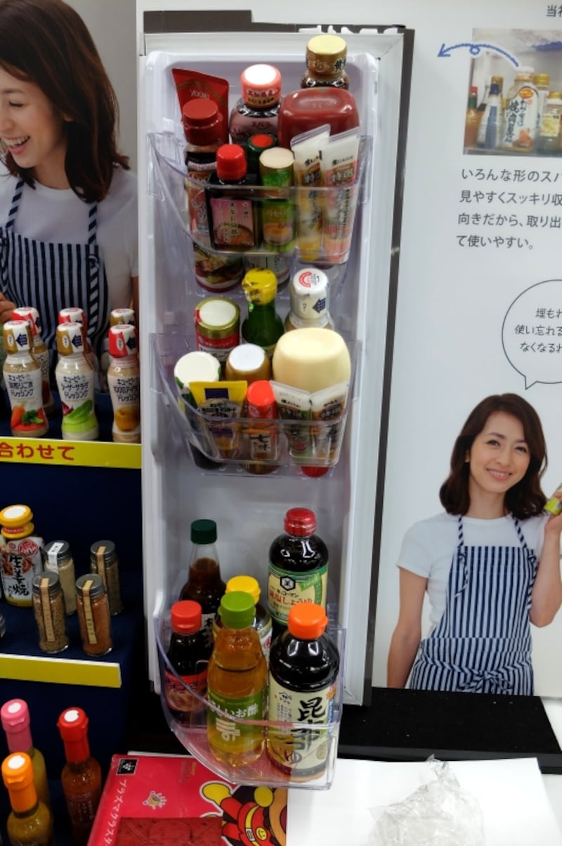 ゴチャゴチャしがちな調味料類を整理できる段々スパイスポケット