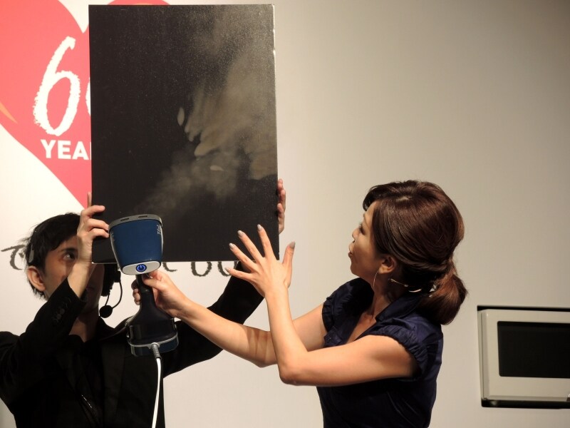 大容量のスチームをアピールする栗原さん