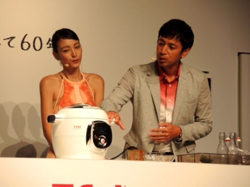 ゲストとして登場した木下優樹菜さん（左）と徳井義実さん（右）