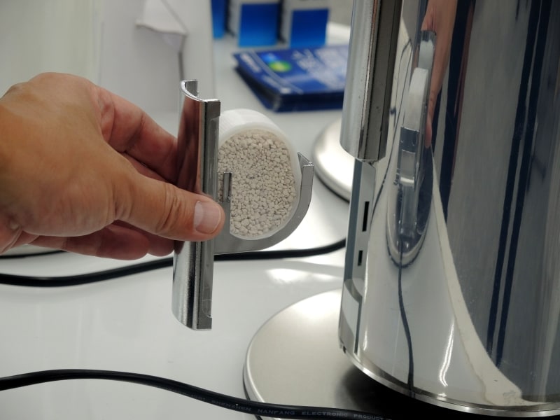 こちらがクレベリンのカートリッジ。通常運転で3ヵ月効果が持続するとのこと